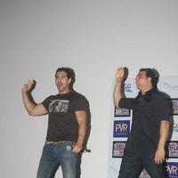 Akshay and John Promotes Desi Boyz at Oberoi Mall - Pictures | Picture 131061